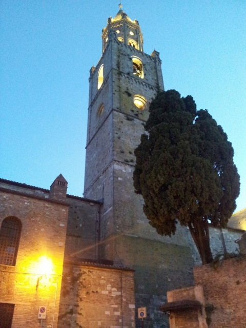 Il campanile del Duomo di Atri al tramonto